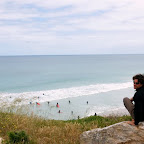 Eine Horde Surfer bei eisigen Temperaturen und Wind