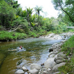 Bädele im eiskalten Wasserloch hinter dem Campingplatz.