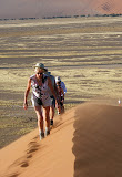 Aufstieg auf einen Dünenkamm. © Foto: Gary Bowkett