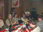 2008-02-09. VII Otwarte Mistrzostwa Klubu KKF Poznań w Paleniu Fajki. Przy stoliku siedzą fajczarze z Poznania. W tle logo RPKF. Foto- Marta Hadada