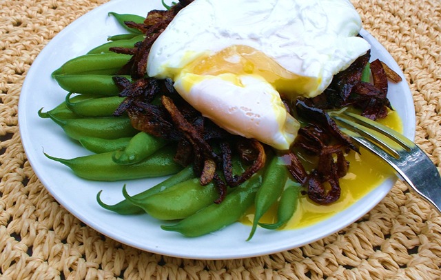 [green beans with caramelized onion poached egg nest[4].jpg]