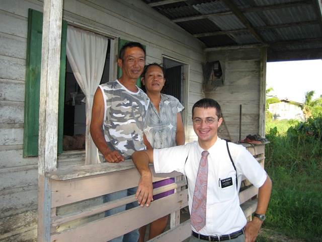 [2009-12-14 Elder Kinghorn en de familie Ronodimedjo IMG_0604[2].jpg]