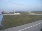Eigenartige Lackierung (rechtes Flugzeug).