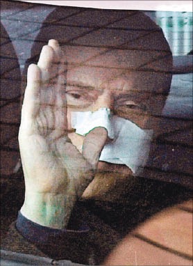 [Berlusconi sale del hospital[2].jpg]