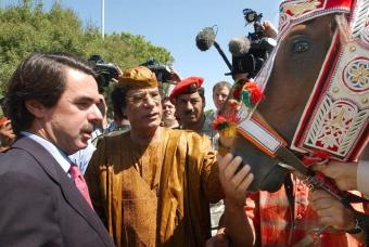 [Gadafi_caballo_Jose_Maria_Aznar[3].jpg]