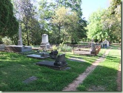 Le Cimetière américain et ses vieilles tombes dont celle de la mère de P. Maës Le Cimetière américain et ses vieilles tombes dont celle de la mère de P. Maës