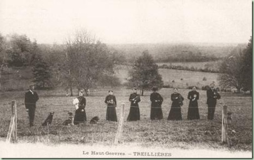 Mme Bergue en chapeau et sa domesticité (carte postale) Mme Bergue en chapeau et sa domesticité (carte postale)