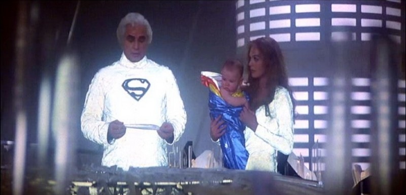 [marlon-brando-lee-quigley-e-susannah-york-in-una-scena-di-superman-29348[2].jpg]
