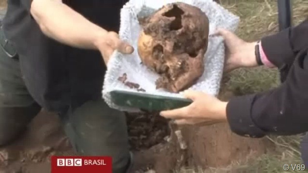 [Folha.com - BBC Brasil - Arqueólogos veem indícios de massacre na Idade do Ferro no Reino Unido - 19_04_2011[(000852)08-01-06][2].jpg]
