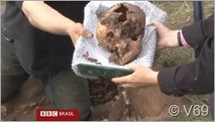 Folha.com - BBC Brasil - Arqueólogos veem indícios de massacre na Idade do Ferro no Reino Unido - 19_04_2011[(000852)08-01-06]