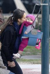 Jessica Alba y su bebe Honor Marie se divierten en el parque Jessica Alba y su bebe Honor Marie se divierten en el parque