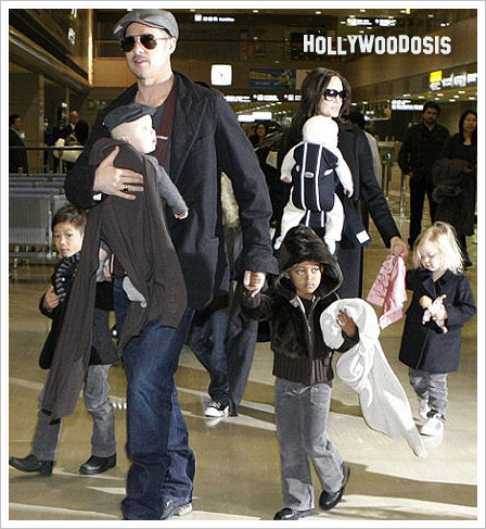 Angelina y Brad dejan ver a sus mellizos por primera vez en publico Angelina y Brad dejan ver a sus mellizos por primera vez en publico