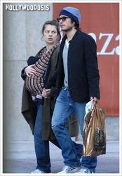 Fotos: Gael Garcia Bernal de paseo con su bebe Lazaro por Madrid Fotos: Gael Garcia Bernal de paseo con su bebe Lazaro por Madrid