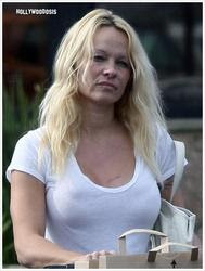 Pamela Anderson sin maquillaje y con pancita: ¿sexy o no? Pamela Anderson sin maquillaje y con pancita: ¿sexy o no?