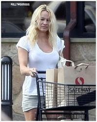 Pamela Anderson sin maquillaje y con pancita: ¿sexy o no? Pamela Anderson sin maquillaje y con pancita: ¿sexy o no?