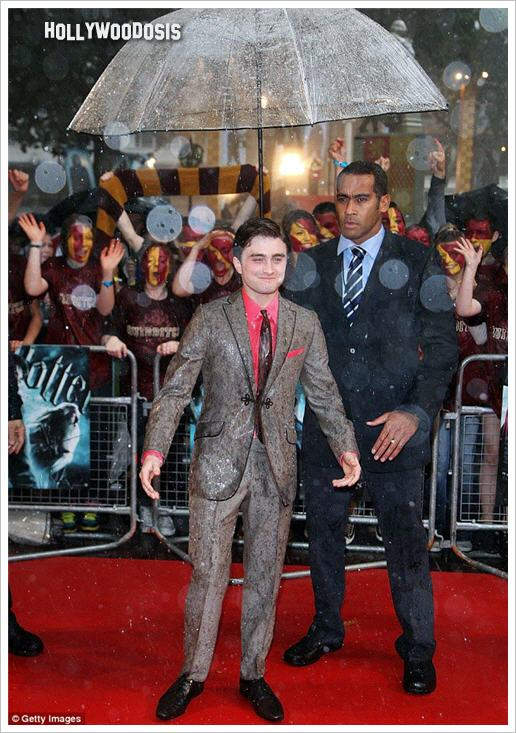 Emma Watson mostro sus panties en la premiere de Harry Potter y Daniel Radcliffe se empapo en la lluvia emma watson harry potter 3.jpg