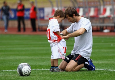 Ярно Трулли на футбольном поле вместе с сыном