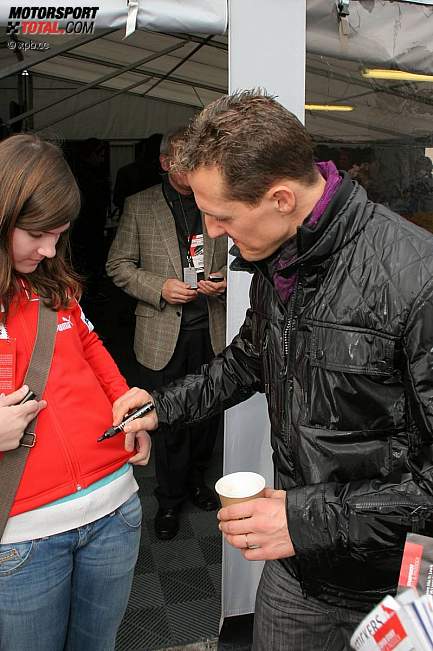 Михаэль Шумахер дает автограф девчонке