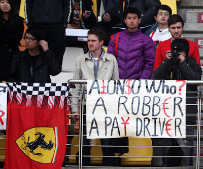 болельщики на Гран-при Китая 2010 считают Фернандо Алонсо рента-драйвером