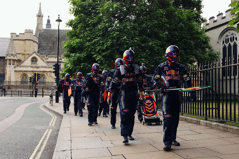 механики Red Bull на улицах Лондона