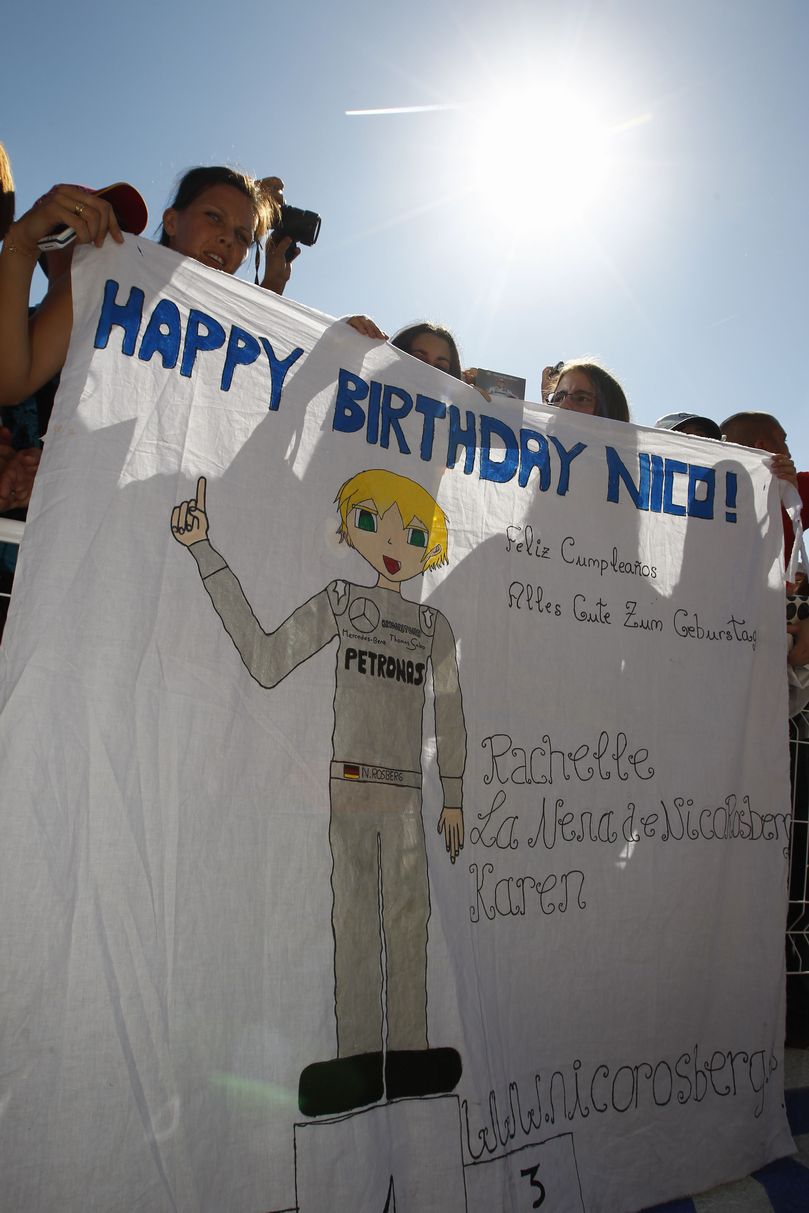 болельщики Нико Росберга поздравляют его с днем рождения