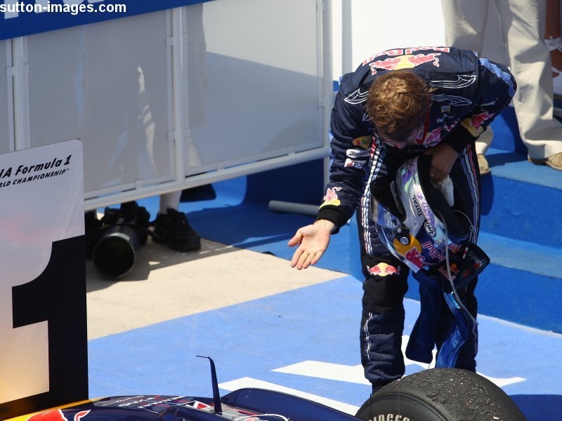 Себастьян Феттель кланяется своей машине после победы на Гран-при Европы 2010