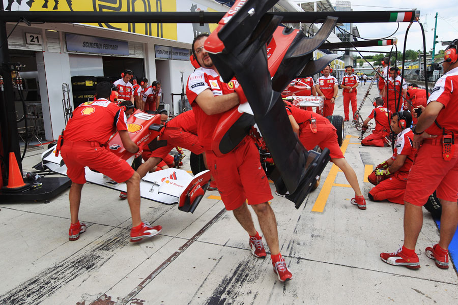 Ferrari отрабатывают пит-стопы на Гран-при Венгрии 2010