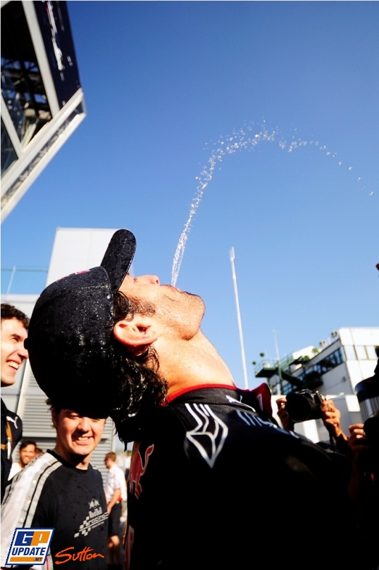 Марк Уэббер наслаждается победой на Гран-при Венгрии 2010