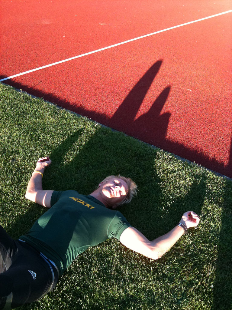 Хейкки Ковалайнен отдыхает на траве после тренировки