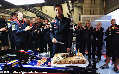 Марк Уэббер в боксах Red Bull разрезает праздничный торт