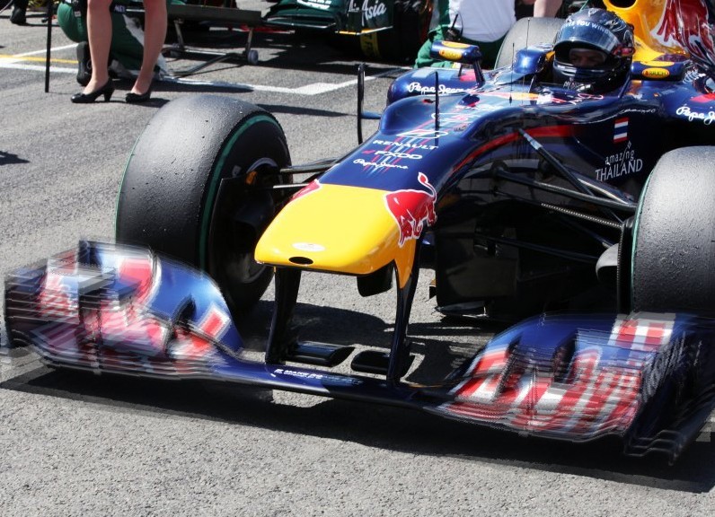 гибкие передние антикрылья на болиде Red Bull Себастьяна Феттеля
