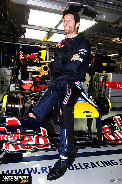 Марк Уэббер в боксах Red Bull сидит на своем болиде во время несостоявшейся квалификации в субботу на Гран-при Японии 2010