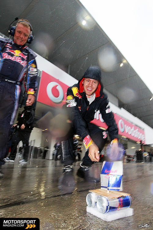 Себастьян Феттель запускает судно Red Bull на Гран-при Японии 2010
