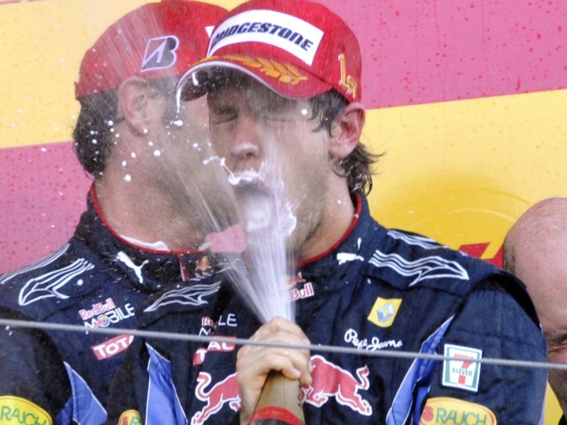Себастьян Феттель на подиуме Гран-при Японии 2010 плещется шампанским