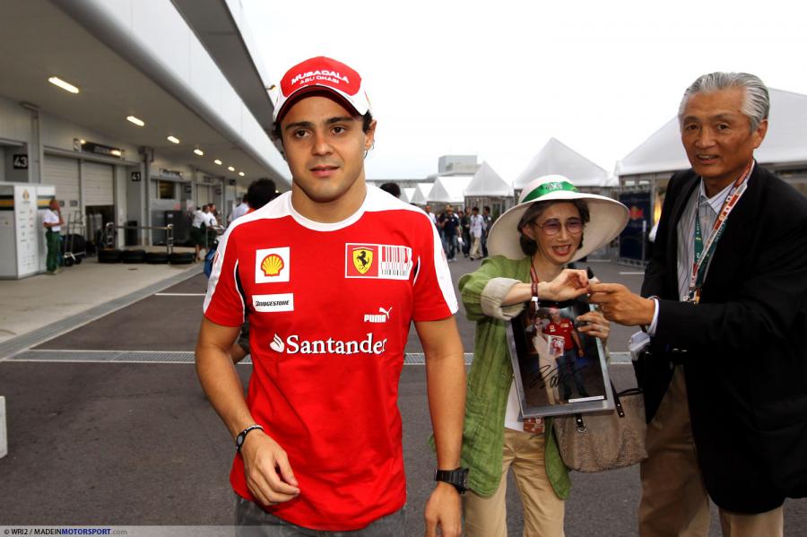 Фелипе Масса дает автографы болельщикам на Гран-при Японии 2010
