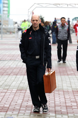 Эдриан Ньюи идет с чемоданом после ужасной гонки для Red Bull на Гран-при Кореи 2010