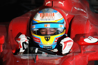 Фернандо Алонсо в кокпите Ferrari после победы на Гран-при Кореи 2010