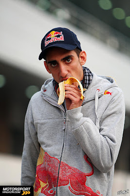 Себастьян Буэми ест банан на Гран-при Кореи 2010