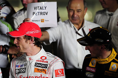 Петер Заубер шутит над Дженсоном Баттоном на Гран-при Абу-Даби 2010