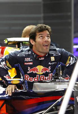 Марк Уэббер вылазит из кокпита Red Bull на Гран-при Бразилии 2010
