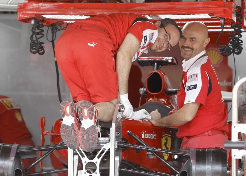механики Ferrari на Гран-при Бразилии 2010