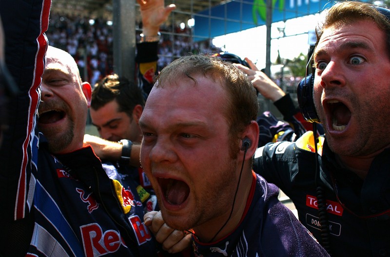 механики Red Bull радуются победе в кубке конструкторов на Гран-при Бразилии 2010