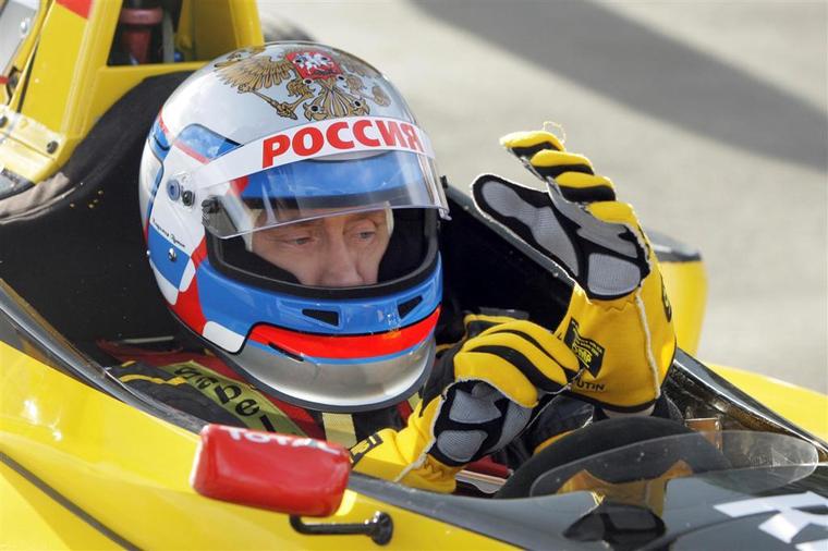 Владимир Путин готовится к заезду на гоночном болиде Renault