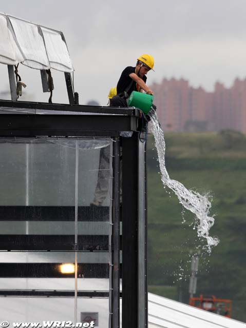 С трассы в Интерлагосе эвакуируют воду Гран-при Бразилии 2010