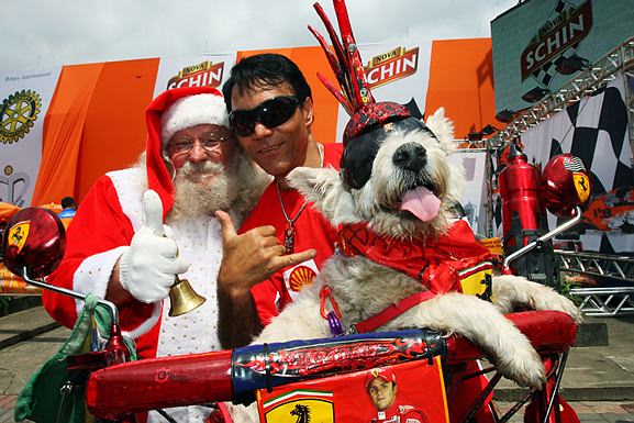 болельщик Ferrari Санта и собака на Гран-при Бразилии 2009