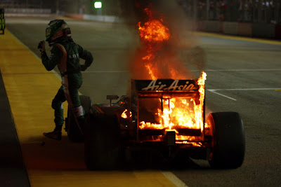 Хейкки Ковалайнен сбегает от горящего Lotus на Гран-при Сингапура 2010