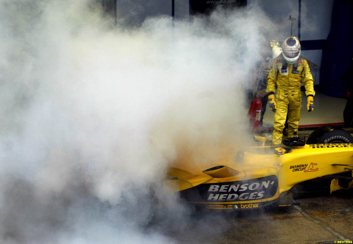 дымящийся Jordan Джанкарло Физикеллы на пит-лейне на Гран-при Бразилии 2003