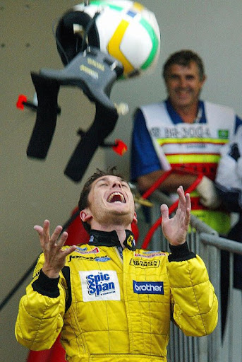 bra03_fisichella_throw_helmet.jpg