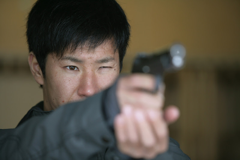 Камуи Кобаяши тренируется в стрельбе
