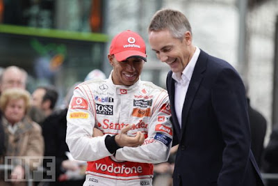 Льюис Хэмилтон и Мартин Уитмарш на презентации McLaren MP4-26